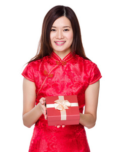 中国女人拿着礼品盒