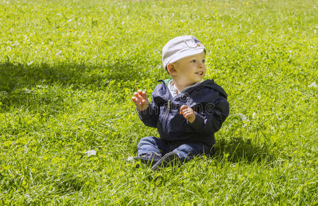 绿草地上的小男孩
