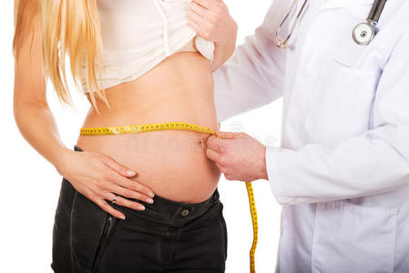 测量孕妇腹部的医生