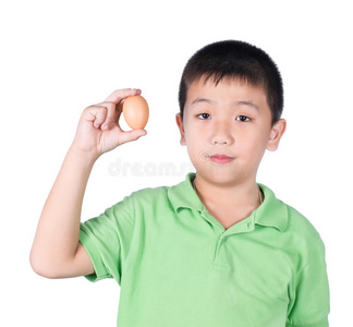 男孩手里拿着母鸡蛋，在白色的背景上被隔离