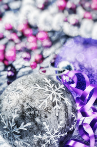 紫色的圣诞装饰品