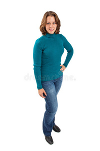 穿着绿松石毛衣的年轻女人的全长图像