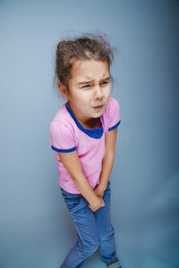女孩很想要灰色的厕所照片