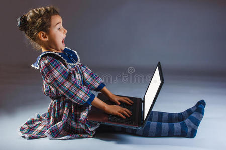 女孩看着电脑正在经历生动的过程