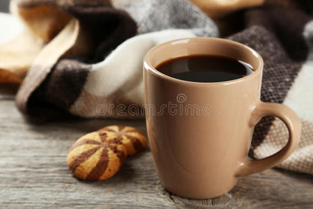 一杯咖啡，在灰色的木制背景上有格子
