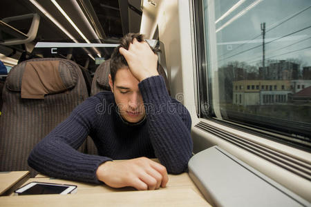 无聊疲惫的年轻人坐火车旅行