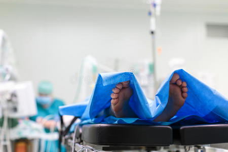 准备在手术室做手术的病人的脚
