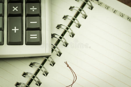 空白笔记本和计算器