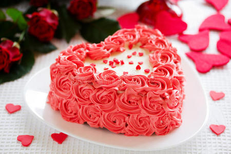 情人节蛋糕配玫瑰。