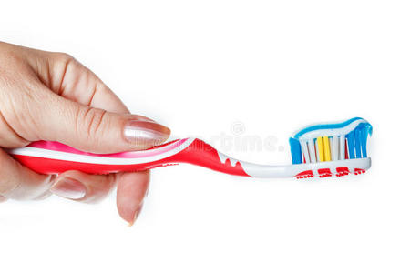 手拿红色牙刷和蓝色双色牙膏