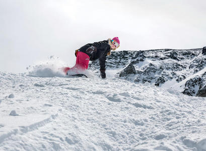 山地运动中的女子滑雪板运动员