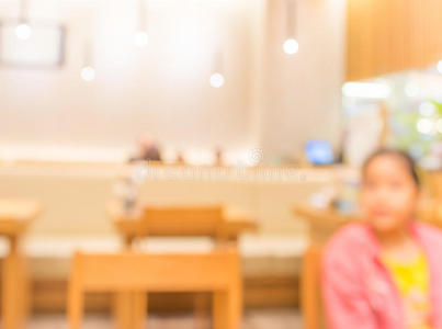 年轻顾客坐在餐厅的模糊背景图像