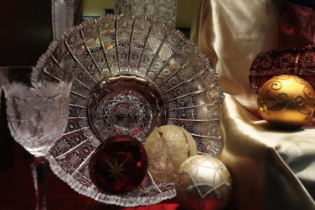 玻璃碗和圣诞装饰品