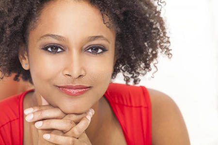 快乐的黑人混血女孩照片