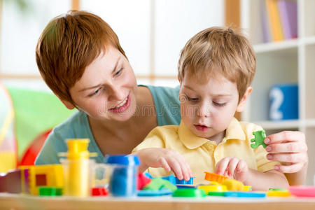 孩子和妈妈玩彩色粘土玩具