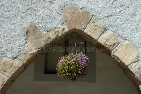 花盆里的花挂在石拱下