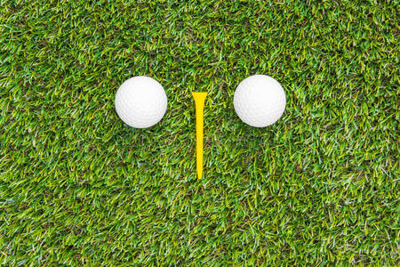 高尔夫球杆和草地球