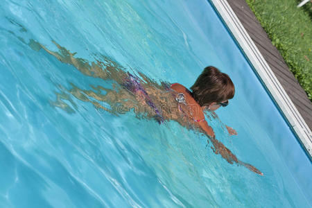 高加索女人在室外游泳池游泳