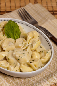 奶油Tortellini Alfredo