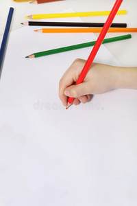 孩子用铅笔画画