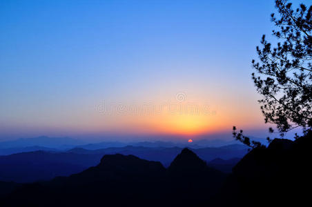 旗云 瓷器 日落 亚洲 地点 天空 道教 丘陵 太阳 森林