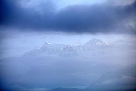美丽的马查普赫雷和安纳普尔纳山脉穿过云层