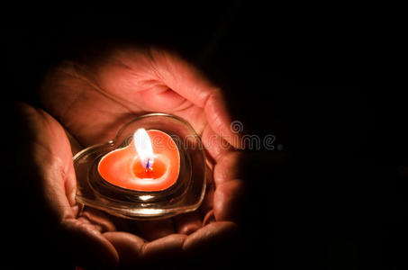 手捧蜡烛图片
