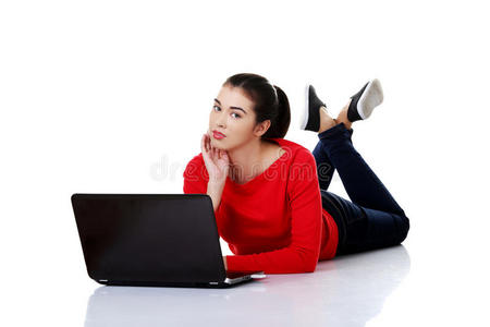 全长女人躺在笔记本电脑上