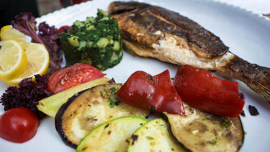烤鱼和各种蔬菜