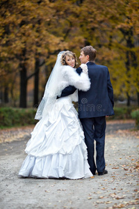 新郎和新娘在秋天的婚礼日