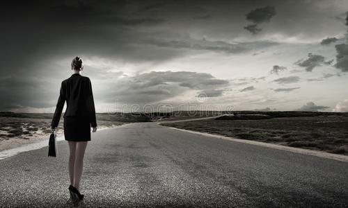 在漫长道路的开始照片