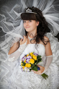 新娘卷发和黄色玫瑰的婚礼花束
