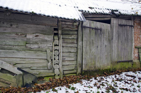 古老的农场谷仓墙和木门