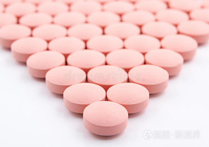 白色背景上的一组药丸药丸与胶囊纹理背景里面有字母的保健药片