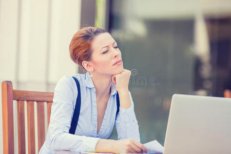 坐在笔记本电脑前的忧心忡忡的商务妇女不高兴