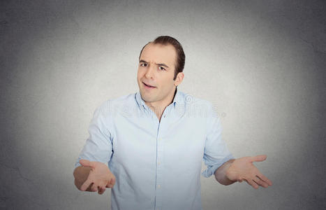 傻傻的傻瓜,滑稽的样子,年轻人,伸出胳膊问什么问题照片