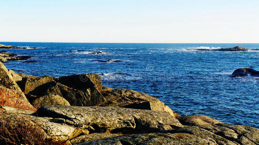 海岸上光秃秃的岩石，波涛汹涌的大海