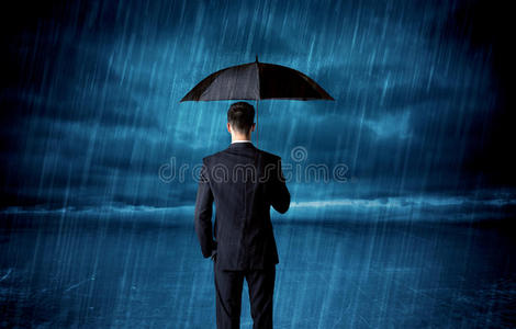 下雨天撑伞图片