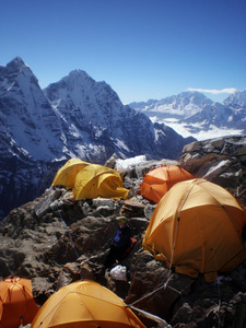 在山上爬山