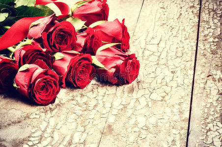 红玫瑰花束在肮脏的背景上