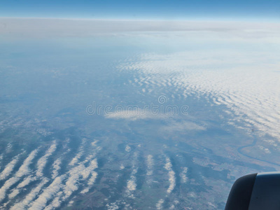 天空。飞机在云层中飞行时的窗外景色