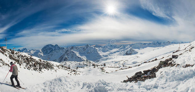 高加索 滑雪者 极端 斜坡 活动 美女 天空 寒冷的 自然