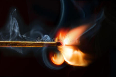 火柴燃烧燃烧火柴棒,黑色背景照片