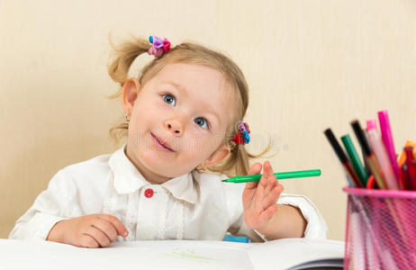 幼儿园幼儿园可爱的小女孩用彩色铅笔和毛毡笔画画