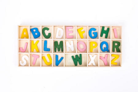 彩色彩绘木制英文字母表套在木箱里