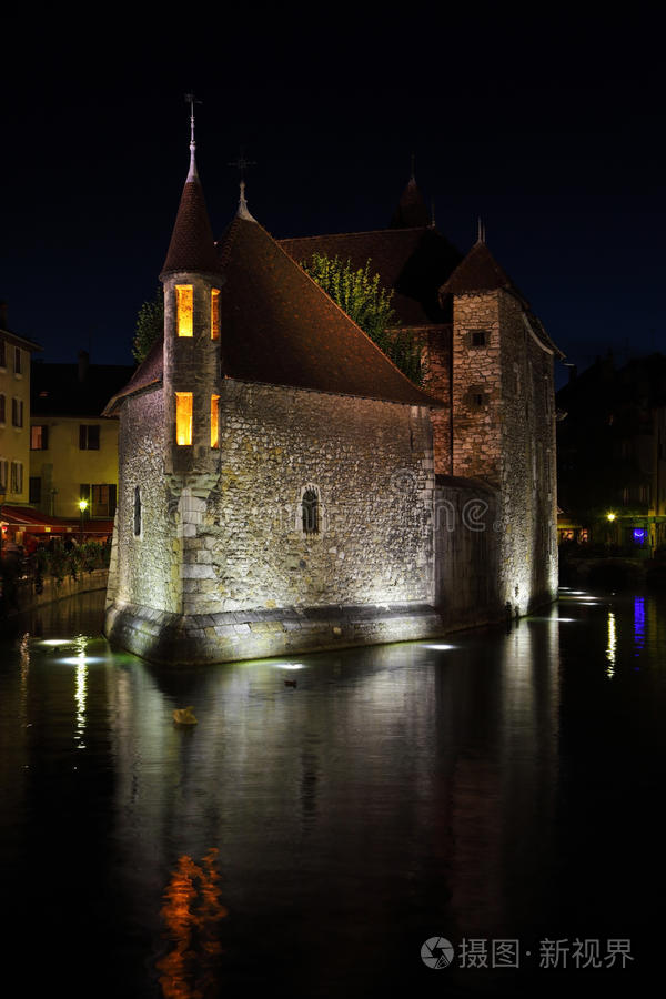 城堡反射在黑暗的水中。