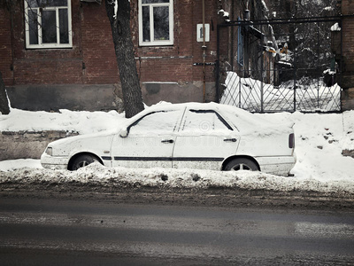 路边雪地里的车