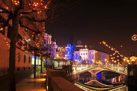 欧洲 城市 灯泡 照亮 气氛 中心 照明 建筑 庆祝 美丽的