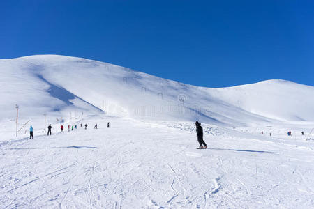 滑雪胜地法拉克罗滑雪者的鸟瞰图，希腊。