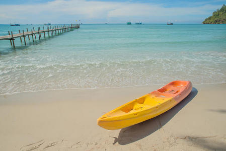 热带海滩海洋上五颜六色的皮艇。 在泰国普吉岛旅行